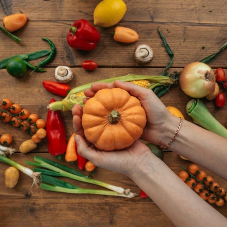 Ябълки, тикви и грозде