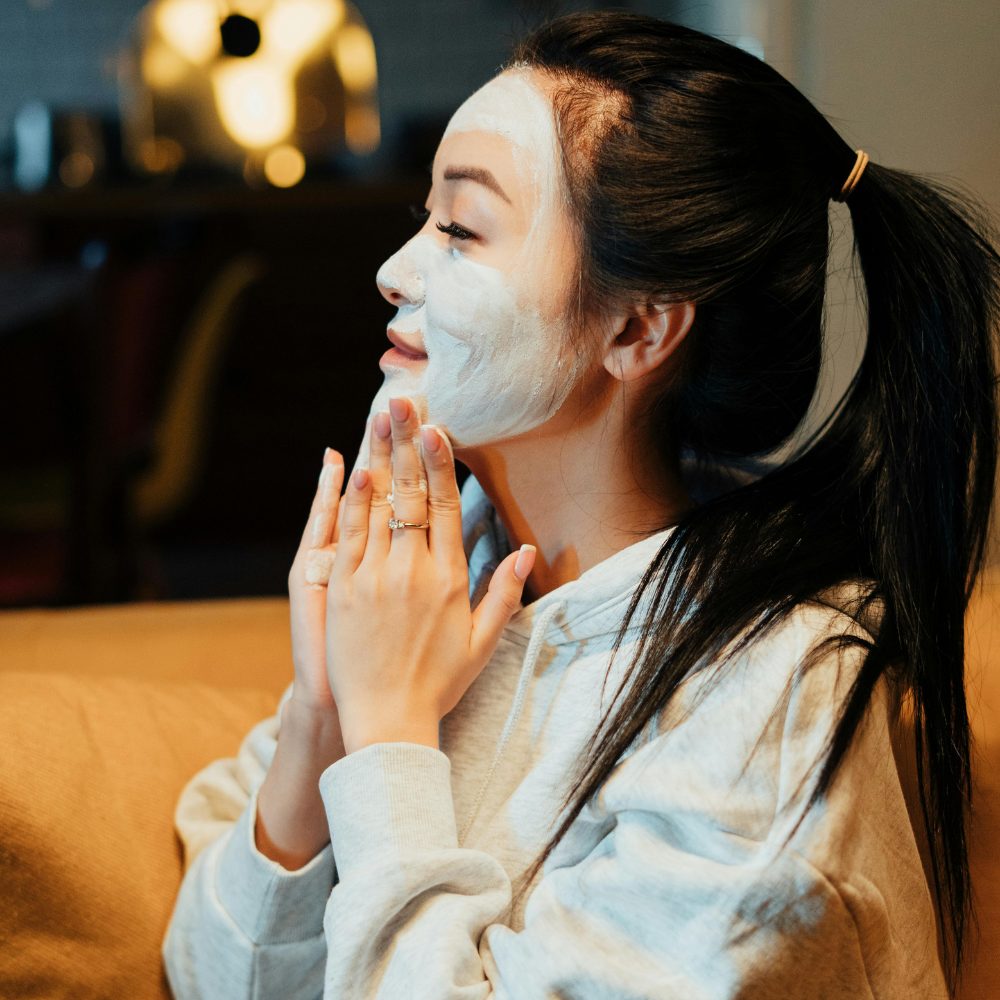 Биотехнологичният лифтинг: Как "умните" молекули пренаписват правилата на анти-ейдж грижата